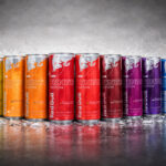 Bunte Aufstellung verschiedener Red Bull Dosen
